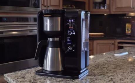 忍者的超级多功能咖啡机可满足您所有咖啡馆的需求