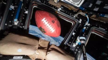 一个足球漂浮在国际空间站上