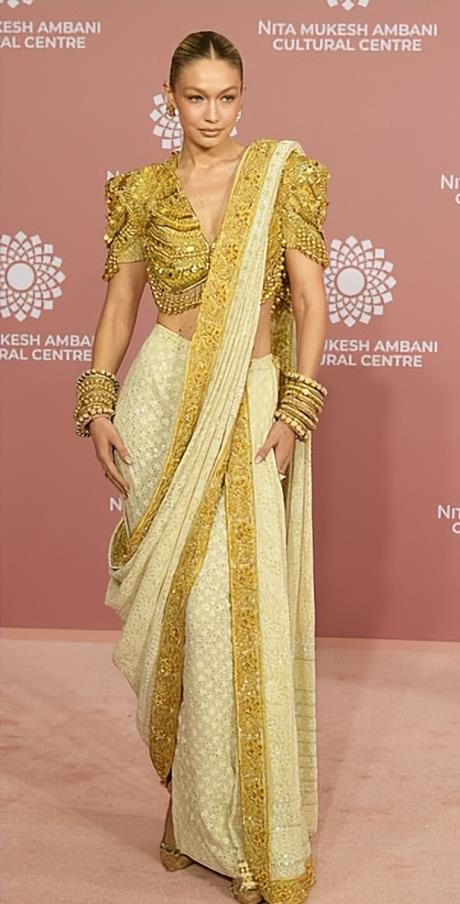 超模Gigi穿印度纱丽闪耀孟买！一身金色太美了，赞达亚大露背更绝