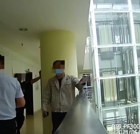 两男子戴纸帽被指“披麻戴孝维权”遭拘留，法院认定警方违法责令重查