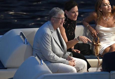 比尔·盖茨现身贝索斯的大游艇，和邓文迪热聊，他的60岁女友更美