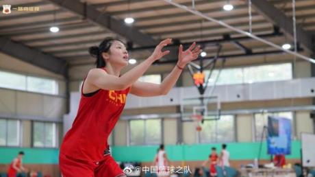 中国篮球之队官博晒中国女篮训练动态：今天也是认真备战的一天
