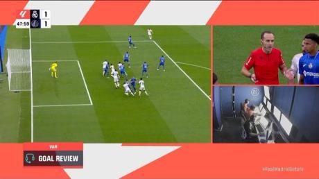 前裁判：何塞卢进球前在越位位置起跳争抢球，应该被判进球无效