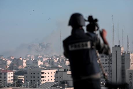 巴以冲突:以日夜轰炸加沙,离家避难已逾42万人