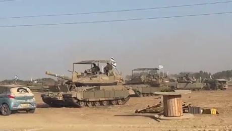 以色列边境现场:大规模军车集结,坦克顶部添装“小帐篷”