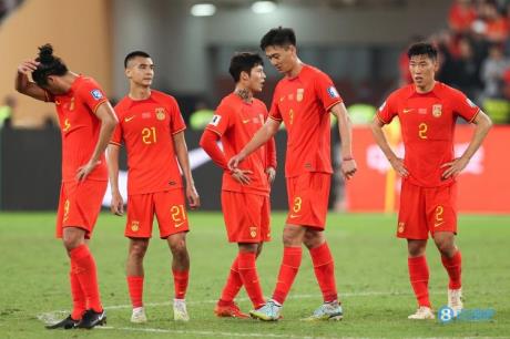 中国男足不敌国际足坛,人们对球队面貌生疏