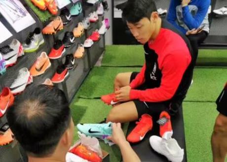 韩国前锋黄喜灿在深圳某店购买足球鞋,备战国家队比赛