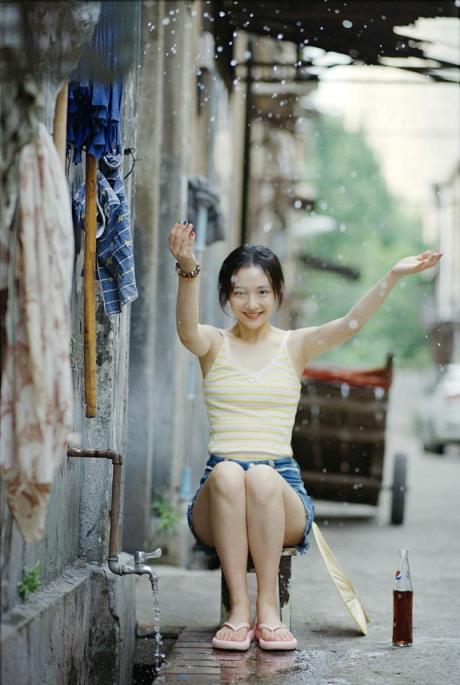 武汉大学校花吴倩,30岁依旧拥有邻家少女般的容貌,她穿着吊带衫搭配短裤,完全没有当妈的样子。